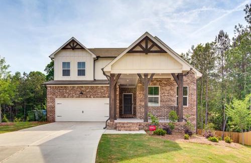 Ben Hill House | 11 Mi to Dtwn: Luxe Atlanta Retreat w/Deck & Yard