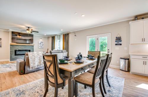 Ben Hill House | 11 Mi to Dtwn: Luxe Atlanta Retreat w/Deck & Yard