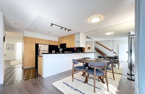 Wilshire Montana Apartment | #11 Modern 2-BR sanctuary walk to shops & beach