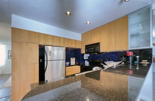 Wilshire Montana Apartment | #11 Modern 2-BR sanctuary walk to shops & beach