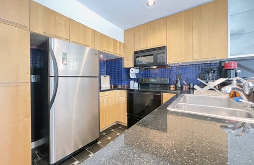 Wilshire Montana Apartment | #11 Modern 2-BR sanctuary walk to shops & beach