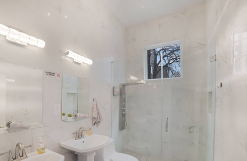 Tobin Hill House | 11 rooms and 7.5 bathrooms Victorian Mansion North Downtown with Jacuzzi/Parking