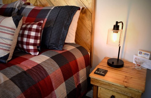 Snowflake Hotel | #11 Rustic Room in Historic Inn, Red Roost