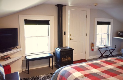 Snowflake Hotel | #11 Rustic Room in Historic Inn, Red Roost