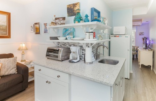 Isle of Palms Condo | #110 Picture Perfect Studio w Sleeper Sofa & Pool