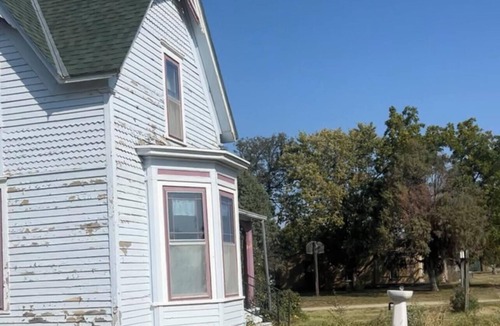 Cawker City House | 110 year old Renovated farm house in the heart of Cawcker city