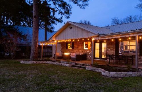 West Livingston House | 111 Lone Star, Lake House Livingston, On Water