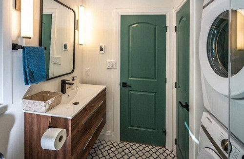 Rosemount House | 111H-3 · Kingsdale Designer Tiny house w/ king bed