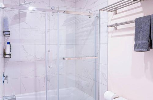 Cote-Des-Neiges—Notre-Dame-De-Grace Apartment | 112 - Spacious 1BR Getaway, Gym, Paid Parking