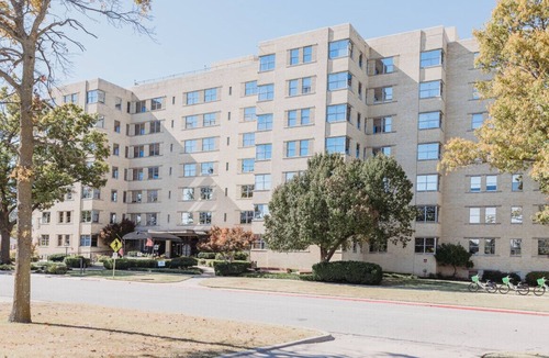 Bartlesville Apartment | 112 · Unique Chic #112 - Hotel Phillips