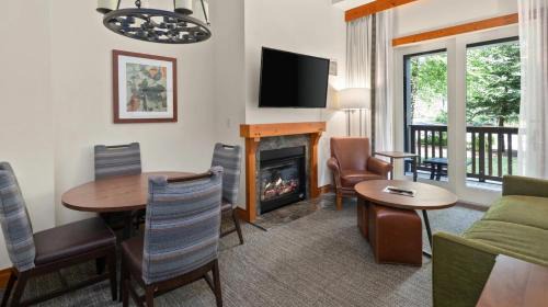 Stowe Area Resort | 1124 - Two bedroom - Lodge At Spruce Peak - Stowe Mt Resort - Ski in Ski Out - Sleeps 7