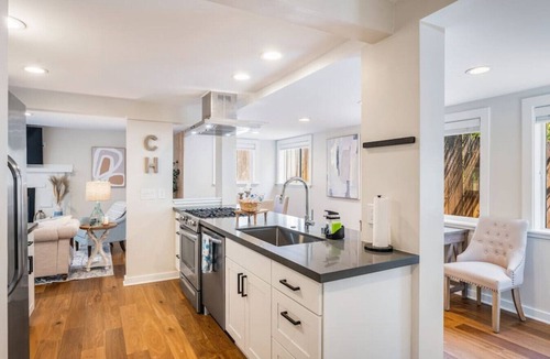 Seaview House | 113 - Cottage Gem ~ Min to Waterfront