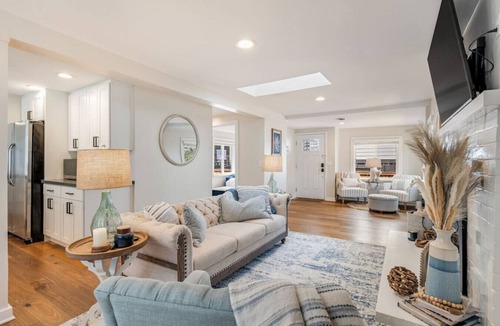 Seaview House | 113 - Cottage Gem ~ Min to Waterfront