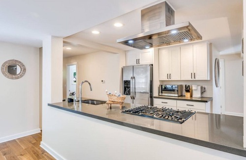 Seaview House | 113 - Cottage Gem ~ Min to Waterfront