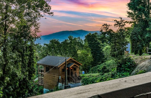 Gatlinburg Cabin | 115 m² Cabin ∙ 2 bedrooms ∙ 6 guests