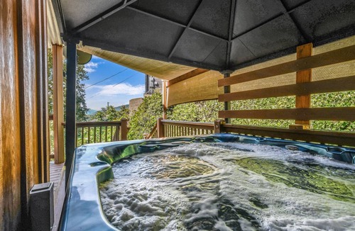Gatlinburg Cabin | 115 m² Cabin ∙ 2 bedrooms ∙ 6 guests