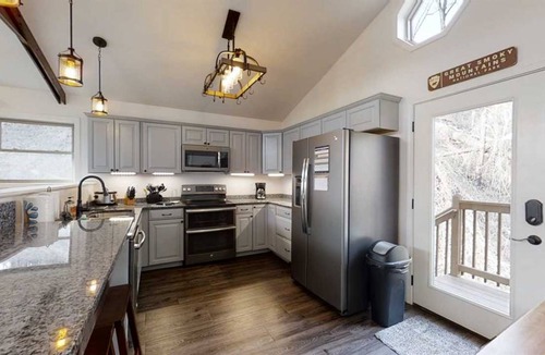 Gatlinburg Cabin | 115 m² Cabin ∙ 2 bedrooms ∙ 6 guests