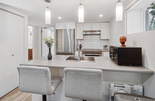 Cote-Des-Neiges—Notre-Dame-De-Grace Apartment | #116 Roomy, Renovated, Cote-Des-Neiges area
