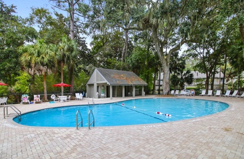 Shipyard Plantation House | 117 Greens-Updated 2BR w/Golf Views & Steps to Beach