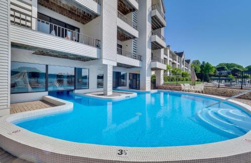 Charlevoix House | 117A Edgewater Inn Condo