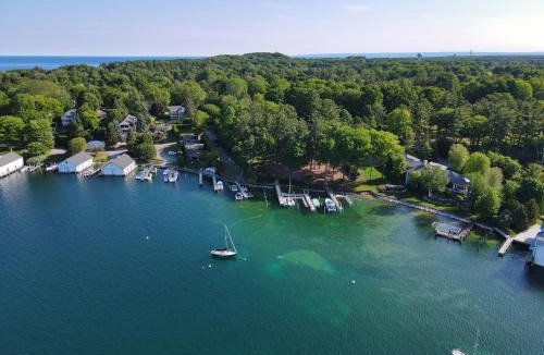 Charlevoix House | 117B Edgewater Inn