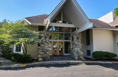 Charlevoix House | 117B Edgewater Inn