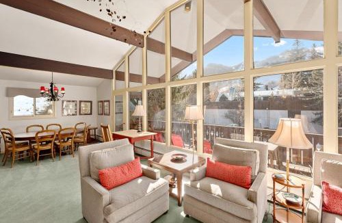 Aspen House | 118 E. Bleeker St. Upper level, Condo in Duplex with Private Deck