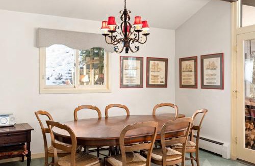 Aspen House | 118 E. Bleeker St. Upper level, Condo in Duplex with Private Deck