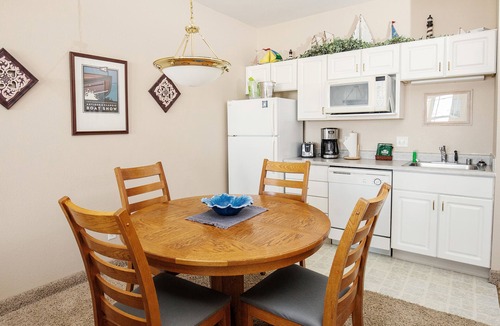 Delavan Lake Condo | 119 - Cozy One Bedroom Lake View