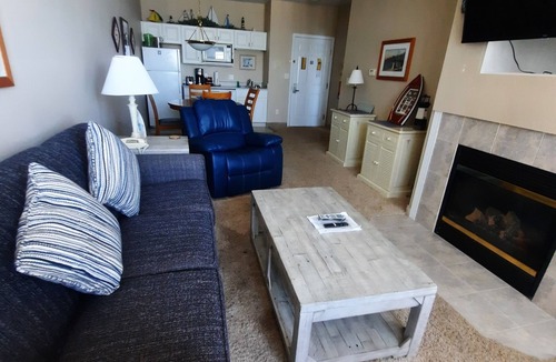 Delavan Lake Condo | 119 - Cozy One Bedroom Lake View