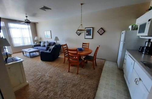 Delavan Lake Condo | 119 - Cozy One Bedroom Lake View
