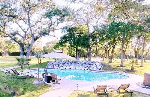 Shady Hollow House | 11acre Retreat w/ Heated Pool & Hot Tub