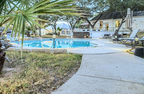 Shady Hollow House | 11acre Retreat w/ Heated Pool & Hot Tub
