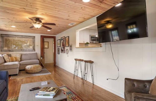 Bandera House | 11th Street River House