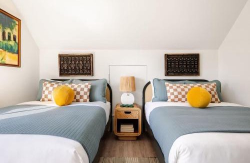 Thunderbolt House | 12 Bedroom Compound 38 Guests Private Pool