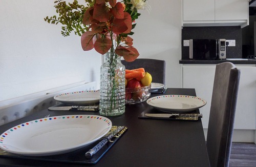 Stoke-on-Trent Apartment | 12 Cornwallis Lodge Family Room 2