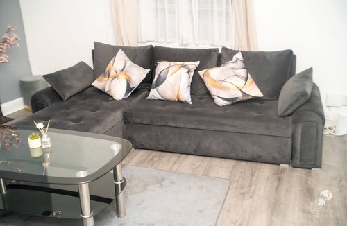 Wormholt and White City Apartment | 12% Discounted Glamorous flat in Shepherd’s Bush
