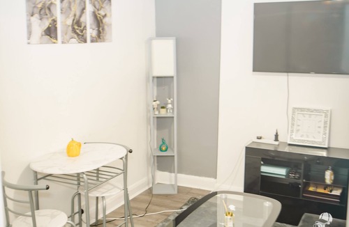 Wormholt and White City Apartment | 12% Discounted Glamorous flat in Shepherd’s Bush