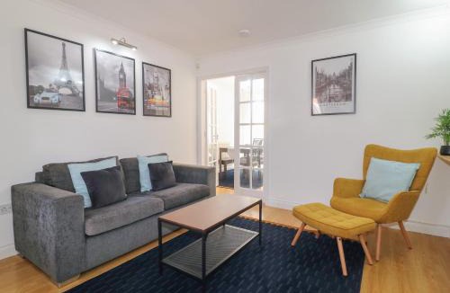 Leicester House | 12 Gorse Lane