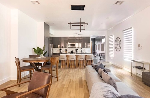 Denver Heights House | 12 Guest 4 Bedroom Riverwalk Townhome Groups and Family Friendly Parking Modern