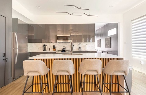 Denver Heights House | 12 Guest 4 Bedroom Riverwalk Townhome Groups and Family Friendly Parking Modern