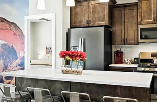 Hurricane House | 12-Guest Luxury Retreat-Near Zion, Pool & Fire Pit