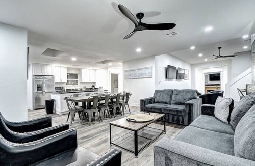 Paradise Valley Village House | 12 Large Bedrooms | Waterfall | Game Lounge