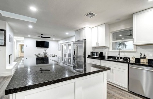 Paradise Valley Village House | 12 Large Bedrooms | Waterfall | Game Lounge