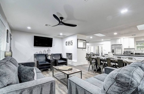 Paradise Valley Village House | 12 Large Bedrooms | Waterfall | Game Lounge