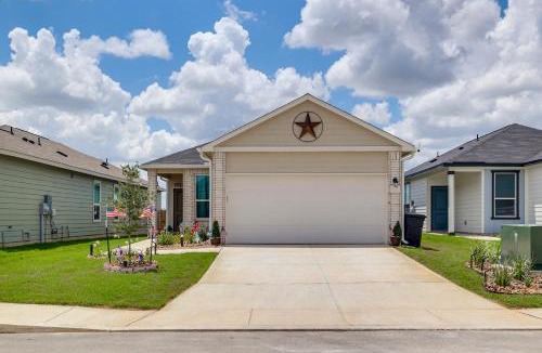 Elmendorf House | 12 Mi to San Antonio River Walk: Home w/Yard!