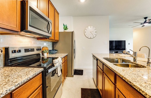 Elmendorf House | 12 Mi to San Antonio River Walk: Home w/Yard!