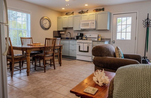 Tisbury Apartment | 12 mins from Beach - Immaculate Intimate Retreat!