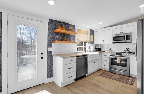 Midtown Apartment | 12 Minutes to Elvis | Classic 1900s Revitalized