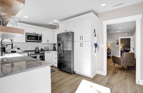 Midtown Apartment | 12 Minutes to Elvis | Classic 1900s Revitalized